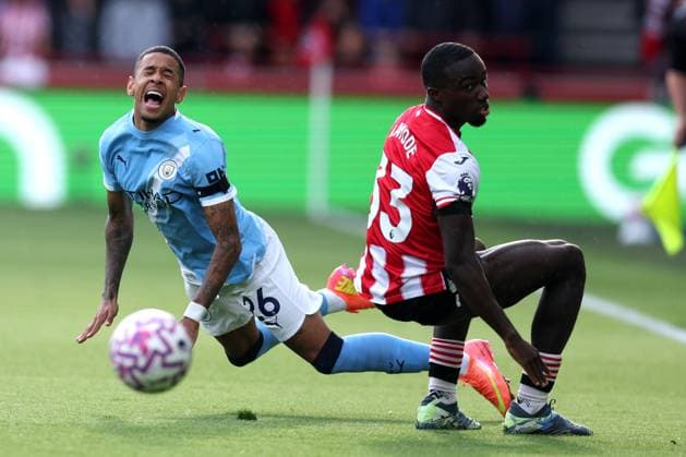 London, England, 5th October 2025. Savio of Manchester City is challenged by Michael Kayode of Brentford during the Brentford vs Manchester City Premier League match at Gtech Community Stadium, London. Picture credit should read: Paul Terry Sportimage EDITORIAL USE ONLY. No use with unauthorised audio, video, data, fixture lists, club league logos or live services. Online in-match use limited to 120 images, no video emulation. No use in betting, games or single club league player publications. SPI_005_PT_Brentford_Man_City SPI-4202-0005