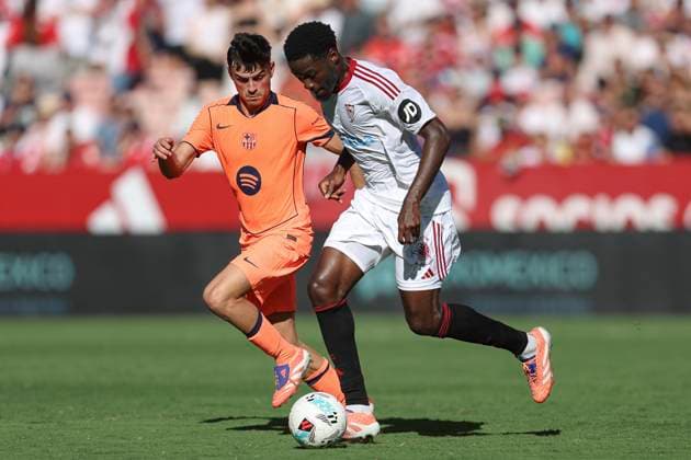 ESP: Sevilla FC - FC Barcelona, Barca La Liga EA Sports. Date 8 Lucien Agoume of Sevilla FC and Pedro Gonzalez Pedri of FC Barcelona during the La Liga EA Sports match between Sevilla FC and FC Barcelona played at Ramon Sanchez Pizjuan Stadium on October 5, 2025 in Sevilla, Spain. kpng Copyright: xAntonioxPozox xPRESSINx AP_251005_SEV_BAR_2525_1792