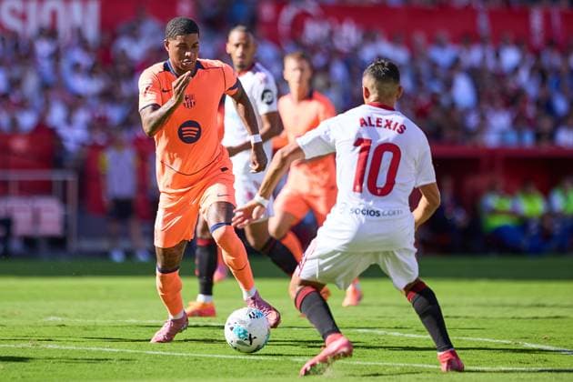 Sevilla FC v FC Barcelona, Barca - LaLiga EA Sports SEVILLE, SPAIN - OCTOBER 5: Marcus Rashford of FC Barcelona competes for the ball with Alexis Sanchez of Sevilla FC during the LaLiga EA Sports match between Sevilla FC and FC Barcelona at Ramon Sanchez Pizjuan Stadium on October 5, 2025 in Seville, Spain. (Photo by Gabriel Colchero Photo Players Images Magara Press) Seville Ramon Sanchez Pizjuan Stadium Spain Copyright: xGabrielxColcherox