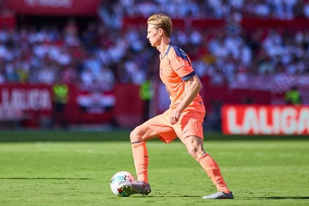 Sevilla FC v FC Barcelona, Barca - LaLiga EA Sports SEVILLE, SPAIN - OCTOBER 5: Frenkie de Jong of FC Barcelona runs with the ball during the LaLiga EA Sports match between Sevilla FC and FC Barcelona at Ramon Sanchez Pizjuan Stadium on October 5, 2025 in Seville, Spain. (Photo by Gabriel Colchero Photo Players Images Magara Press) Seville Ramon Sanchez Pizjuan Stadium Spain Copyright: xGabrielxColcherox