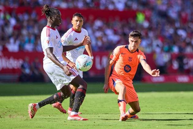 Sevilla FC v FC Barcelona, Barca - LaLiga EA Sports SEVILLE, SPAIN - OCTOBER 5: Pedri of FC Barcelona competes for the ball with Batista Mendy of Sevilla FC during the LaLiga EA Sports match between Sevilla FC and FC Barcelona at Ramon Sanchez Pizjuan Stadium on October 5, 2025 in Seville, Spain. (Photo by Gabriel Colchero Photo Players Images Magara Press) Seville Ramon Sanchez Pizjuan Stadium Spain Copyright: xGabrielxColcherox