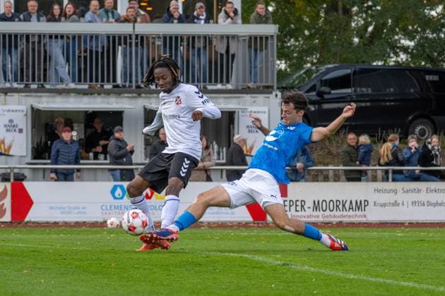 Football, Regionalliga Nord, BW Lohne vs Altona 93, Matchday 13, Season 2025 2026, 5 10 2025 Stephan Wemakor Altona 93 16 with Nico Thoben Blau Weiss Lohne 8 , Lohne Heinz Dettmer Stadion Niedersachsen Germany