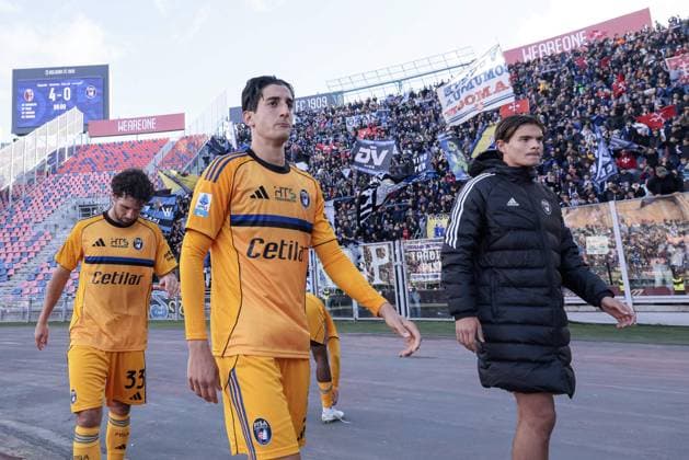 Pisa players under the fans stand after defeat during the match of 6th day of the Serie A Championship between Bologna FC and Pisa SC at the Renato Dall Ara Stadium on 5 October 2025 in Bologna, Italy. during Bologna FC vs Pisa SC, Italian soccer Serie A match in Bologna, Italy, October 05 2025  Copyright: xEmanuelexPennacchio IPAxSportx xipa-agency.netx xx IPA_66189701 IPA_Agency_IPA66189701