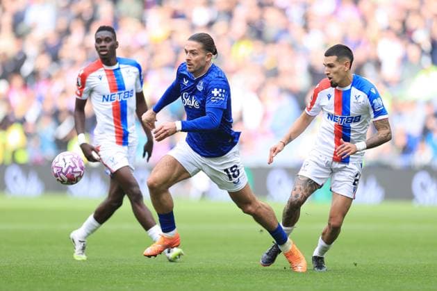 Fußball Premier League Everton gegen Crystal Palace 5. Oktober 2025 Premier League Everton gegen Crystal Palace Jack Grealish von Everton kämpft mit Daniel Munoz von Crystal Palace Foto Simon Stacpoole Abseits Liverpool UK  Copyright: xSimonxStacpoolexOffside