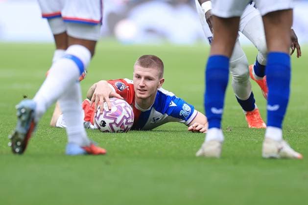 Fußball Premier League Everton gegen Crystal Palace 5. Oktober 2025 Premier League Everton gegen Crystal Palace Adam Wharton von Crystal Palace schnappt sich den Ball am Boden Foto Simon Stacpoole Abseits Liverpool UK  Copyright: xSimonxStacpoolexOffside