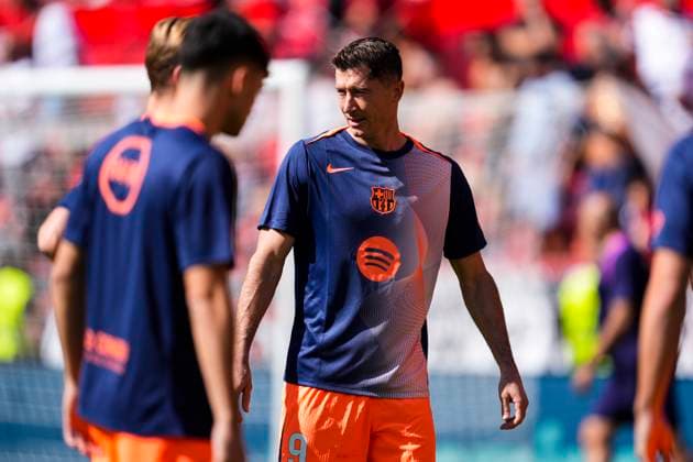 October 5, 2025, Sevilla, Sevilla, SPAIN: Robert Lewandowski of FC Barcelona, Barca warms up during the Spanish league, LaLiga EA Sports, football match played between Sevilla FC and FC Barcelona at Ramon Sanchez-Pizjuan stadium on October 5, 2025, in Sevilla, Spain. Sevilla SPAIN - ZUMAa181 20251005_zaa_a181_090 Copyright: xJoaquinxCorcherox