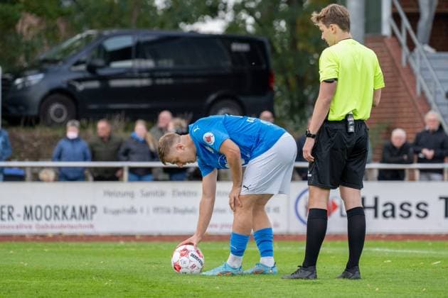 Soccer, Regionalliga Nord, BW Lohne vs Altona 93, Matchday 13, Season 2025 2026, 5 10 2025 Martin Kobylanski Blau Weiss Lohne 18 takes the ball for a penalty kick , Lohne Heinz Dettmer Stadion Niedersachsen Germany