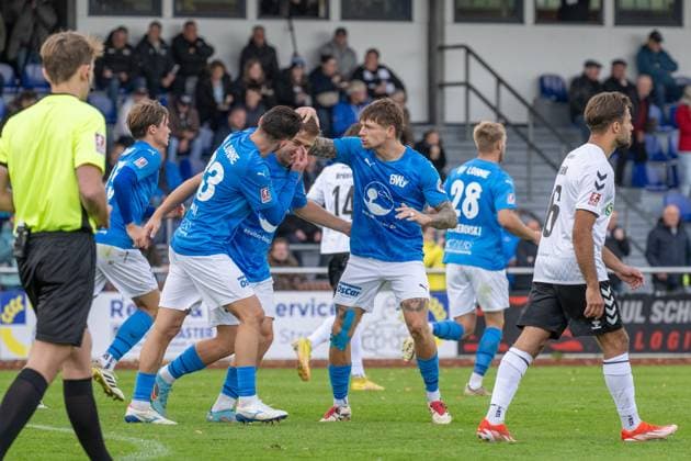 Soccer, Regionalliga Nord, BW Lohne vs Altona 93, Matchday 13, Season 2025 2026, 5 10 2025 Rilind Neziri Blau Weiss Lohne 23 and Jakub Westendorf Blau Weiss Lohne 16 congratulate Martin Kobylanski Blau Weiss Lohne 18 to 1 1 , Lohne Heinz Dettmer Stadion Niedersachsen Germany