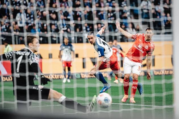 Soccer Men Season 2025 2026 1 Soccer Bundesliga 6 Matchday Hamburger SV vs 1 FSV Mainz 05 05 10 2025 Rayan Philippe 14, HSV scores a goal to make it 2 0 Hamburg Volksparkstadion Hamburg Germany