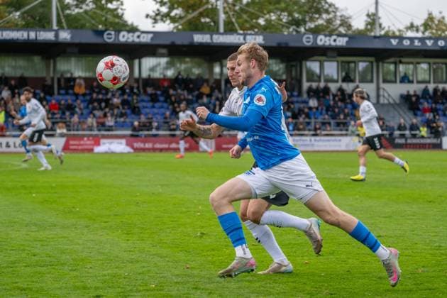 Soccer, Regionalliga Nord, BW Lohne vs Altona 93, Matchday 13, Season 2025 2026, 5 10 2025 Leonard Bredol Blau Weiss Lohne 19 with Moritz Grosche Altona 93 11 , Lohne Heinz Dettmer Stadion Niedersachsen Germany