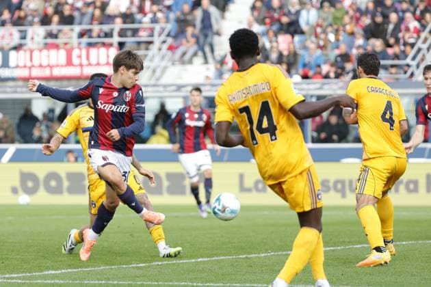 Benjamin Dominguez of Bologna FC scoring chance during the match of 6th day of the Serie A Championship between Bologna FC and Pisa SC at the Renato Dall Ara Stadium on 5 October 2025 in Bologna, Italy. during Bologna FC vs Pisa SC, Italian soccer Serie A match in Bologna, Italy, October 05 2025  Copyright: xEmanuelexPennacchio IPAxSportx xipa-agency.netx xx IPA_66189884 IPA_Agency_IPA66189884