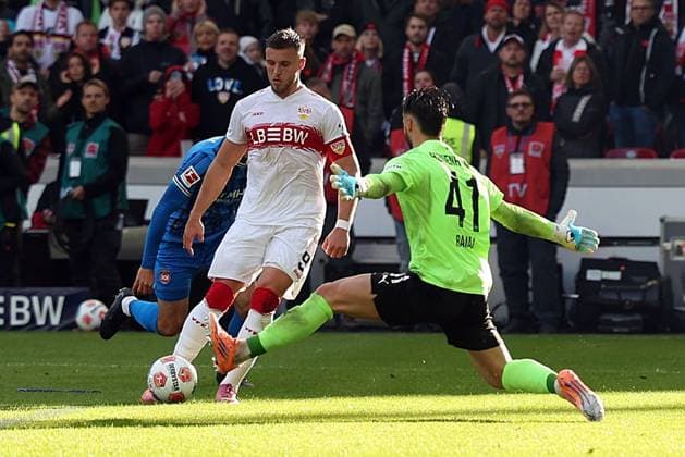 05 10 2025, xrekx, Soccer 1 Bundesliga, VfB Stuttgart 1 FC Heidenheim v l Offside goal Ermedin Demirovic VfB Stuttgart Diant Ramaj 1 FC Heidenheim 1846 DFL DFB REGULATIONS PROHIBIT ANY USE OF PHOTOGRAPHS as IMAGE SEQUENCES and or QUASI VIDEO Stuttgart