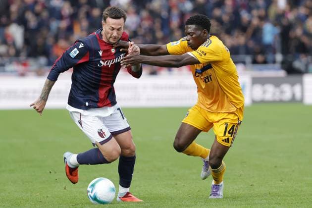 Federico Bernardeschi of Bologna FC on the ball Ebenezer Akinsanmiro of Pisa SC during the match of 6th day of the Serie A Championship between Bologna FC and Pisa SC at the Renato Dall Ara Stadium on 5 October 2025 in Bologna, Italy. during Bologna FC vs Pisa SC, Italian soccer Serie A match in Bologna, Italy, October 05 2025  Copyright: xEmanuelexPennacchio IPAxSportx xipa-agency.netx xx IPA_66189912 IPA_Agency_IPA66189912