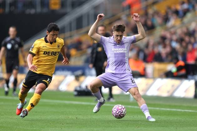 Wolverhampton Wanderers gegen Brighton Hove Albion 05. Oktober 2025 Wolverhampton Premier League Fußball Wolverhampton Wanderers gegen Brighton Hove Albion Brajan Gruda von Brighton Hove Albion kontrolliert den Ball, beobachtet von Hwang Hee Chan von Wolverhampton Wanderers Foto von Mark Leech Wolverhampton UK  Copyright: xMarkxLeechxOffside