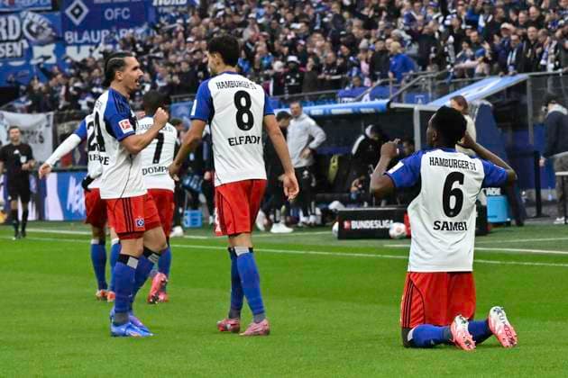 GER 1 FBL,, Hamburger SV vs 1 FSV Mainz 05 05 10 2025, Volksparkstadion, Hamburg, GER 1 FBL, Hamburger SV vs 1 FSV Mainz 05 in picture Albert Sambi Samb Lokonga Hamburg 06 shoots the goal to 1 0 for HSV and cheers to the sky nordphotoxGmbH xWitke nph00002