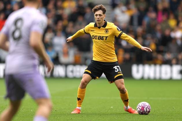 Wolverhampton Wanderers gegen Brighton Hove Albion 05. Oktober 2025 Wolverhampton Premier League Fußball Wolverhampton Wanderers gegen Brighton Hove Albion Ladislav Kreci von Wolverhampton Wanderers Foto  Copyright: xMarkxLeechxOffside