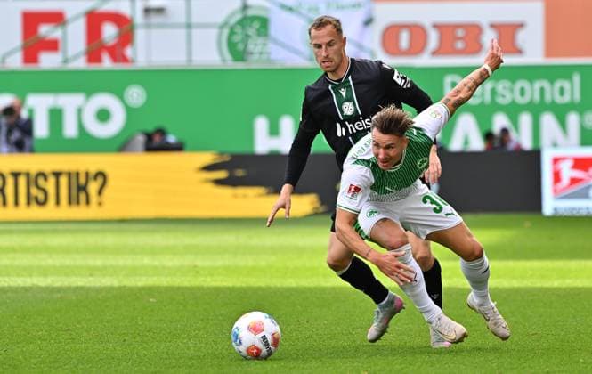 05 10 2025 Soccer Season 2025 2026 2 Soccer Bundesliga 08 Matchday SpVgg Greuther Fürth Kleeblatt Hannover 96 H96 Sportfoto Zink MeZi xmexzix DFL regulations prohibit any use of photographs as image sequences and or quasi video only for editorial use Felix Klaus 30, SpVgg Greuther Fürth vor Maurice Neubauer 33, Hannover 96 H96