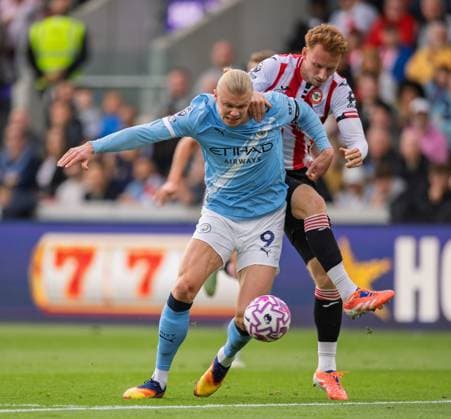 Brentford v Manchester City Premier League Erling Haaland of Brentford muscles his way through to score his first goalduring the Premier League match at the Gtech Community Stadium, Brentford UK Newspapers OUT Copyright: xGraemexWilcocksonx FIL-22323-0062
