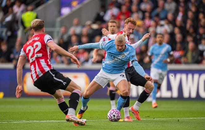 Brentford v Manchester City Premier League Erling Haaland of Brentford muscles his way through to score his first goalduring the Premier League match at the Gtech Community Stadium, Brentford UK Newspapers OUT Copyright: xGraemexWilcocksonx FIL-22323-0064