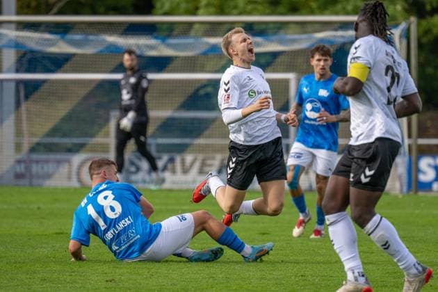 Soccer, Regionalliga Nord, BW Lohne vs Altona 93, Matchday 13, Season 2025 2026, 5 10 2025 Martin Kobylanski Blau Weiss Lohne 18 fouls Gianluca Przondziono Altona 93 10 , Lohne Heinz Dettmer Stadion Niedersachsen Germany