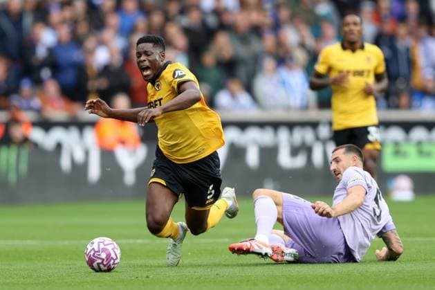 Wolverhampton Wanderers gegen Brighton Hove Albion 05. Oktober 2025 Wolverhampton Premier League Fußball Wolverhampton Wanderers gegen Brighton Hove Albion Marshall Munetsi von Wolverhampton Wanderers wird von Lewis Dunk von Brighton Hove Albion gefoult Foto von Mark Leech Wolverhampton UK  Copyright: xMarkxLeechxOffside