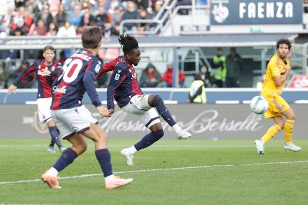 Jonathan Rowe of Bologna FC scoring chance during the match of 6th day of the Serie A Championship between Bologna FC and Pisa SC at the Renato Dall Ara Stadium on 5 October 2025 in Bologna, Italy. during Bologna FC vs Pisa SC, Italian soccer Serie A match in Bologna, Italy, October 05 2025  Copyright: xEmanuelexPennacchio IPAxSportx xipa-agency.netx xx IPA_66189917 IPA_Agency_IPA66189917
