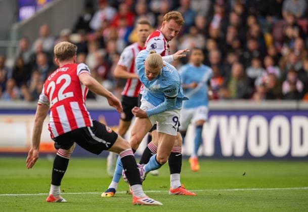 Brentford v Manchester City Premier League Erling Haaland of Brentford muscles his way through to score his first goalduring the Premier League match at the Gtech Community Stadium, Brentford UK Newspapers OUT Copyright: xGraemexWilcocksonx FIL-22323-0066