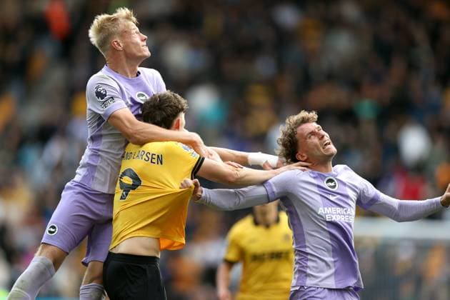 Wolverhampton Wanderers gegen Brighton Hove Albion 05. Oktober 2025 Wolverhampton Premier League Fußball Wolverhampton Wanderers gegen Brighton Hove Albion Jorgen Strand Larsen von Wolverhampton Wanderers wird von Jan Paul van Hecke und Mats Wieffer von Brighton Hove Albion herausgefordert Foto von Mark Leech Wolverhampton UK  Copyright: xMarkxLeechxOffside