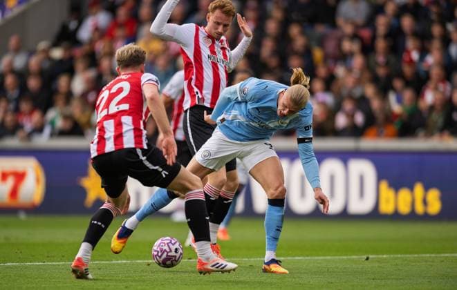 Brentford v Manchester City Premier League Erling Haaland of Brentford muscles his way through to score his first goalduring the Premier League match at the Gtech Community Stadium, Brentford UK Newspapers OUT Copyright: xGraemexWilcocksonx FIL-22323-0067