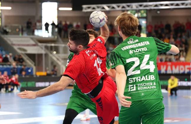 05 10 2025, Germany, Bietigheim, Handball 2 Bundesliga, SG BBM Bietigheim vs Eulen Ludwigshafen, f l Finn Lukas Leun Eulen , Juan de la Pena BBM , Theo Straub Eulen