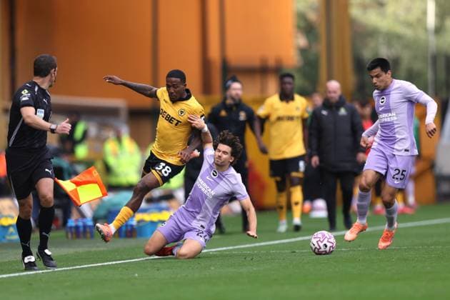 Wolverhampton Wanderers gegen Brighton Hove Albion 05. Oktober 2025 Wolverhampton Premier League Fußball Wolverhampton Wanderers gegen Brighton Hove Albion Jackson Tchatchoua von Wolverhampton Wanderers wird von Ferdi Kadioglu von Brighton Hove Albion angegriffen, beobachtet von Diego Gomez ganz rechts Foto von Mark Leech Wolverhampton UK  Copyright: xMarkxLeechxOffside