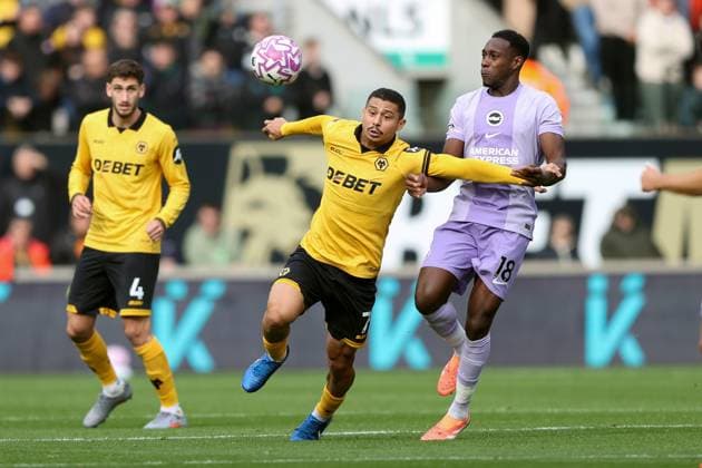 Wolverhampton Wanderers gegen Brighton Hove Albion 05. Oktober 2025 Wolverhampton Premier League Fußball Wolverhampton Wanderers gegen Brighton Hove Albion Andre von Wolverhampton Wanderers wird von Danny Welbeck von Brighton Hove Albion bedrängt Foto von Mark Leech Wolverhampton UK  Copyright: xMarkxLeechxOffside