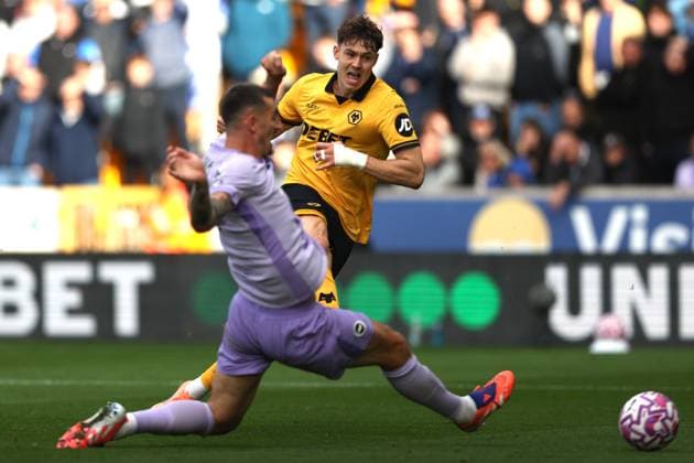 Wolverhampton Wanderers v Brighton Hove Albion 05 Oktober 2025 Wolverhampton Premier League Fußball Wolverhampton Wanderers v Brighton Hove Albion Jorgen Strand Larsen von Wolverhampton Wanderers sieht seinen Schuss gerettet Foto von Mark Leech Wolverhampton UK  Copyright: xMarkxLeechxOffside