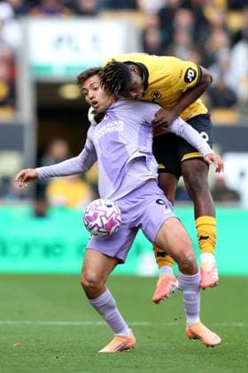 Wolverhampton Wanderers gegen Brighton Hove Albion 05. Oktober 2025 Wolverhampton Premier League Fußball Wolverhampton Wanderers gegen Brighton Hove Albion Stefanos Tzimas von Brighton Hove Albion wird von Emmanuel Agbadou von Wolverhampton Wanderers angegriffen Foto von Mark Leech Wolverhampton UK  Copyright: xMarkxLeechxOffside