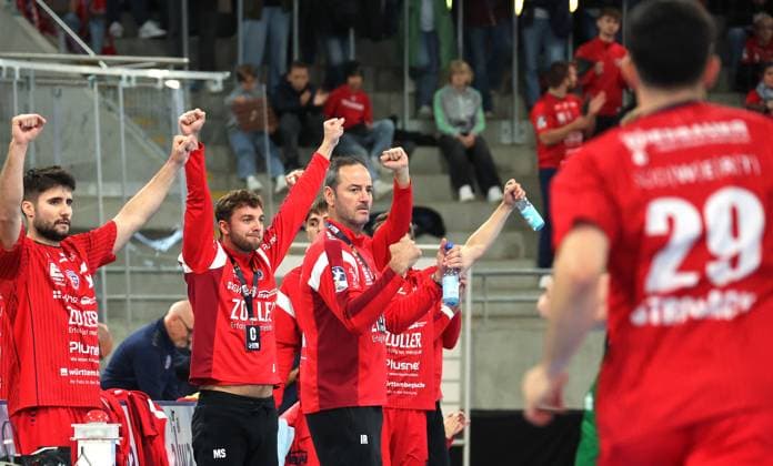 05 10 2025, Germany, Bietigheim, Handball 2 Bundesliga, SG BBM Bietigheim vs Eulen Ludwigshafen, Jubel BBM , Coach Iker Romero