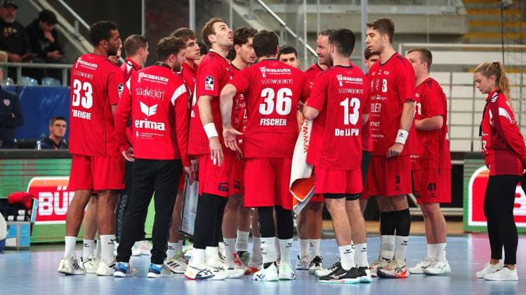 05 10 2025, Germany, Bietigheim, Handball 2 Bundesliga, SG BBM Bietigheim vs Eulen Ludwigshafen, BBM coach Iker Romero takes a time-out