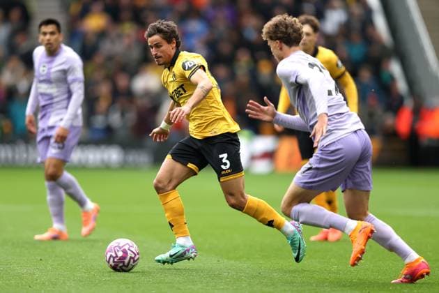 Wolverhampton Wanderers gegen Brighton Hove Albion 05. Oktober 2025 Wolverhampton Premier League Fußball Wolverhampton Wanderers gegen Brighton Hove Albion Hugo Bueno von Wolverhampton Wanderers Foto von Mark Leech Wolverhampton UK  Copyright: xMarkxLeechxOffside
