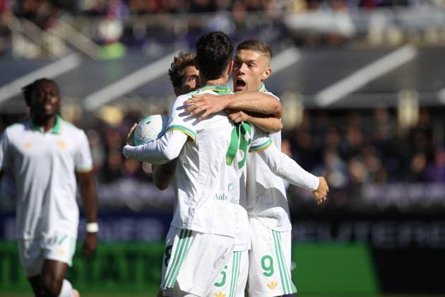 Matias Soule of AS Roma celebrates with team mates the goal of 1-1 during ACF Fiorentina vs AS Roma, Italian soccer Serie A match in Florence, Italy, October 05 2025  Copyright: xMassimilianoxCarnabuci IPAxSportx xipa-agency.netx xx IPA_66190209 IPA_Agency_IPA66190209