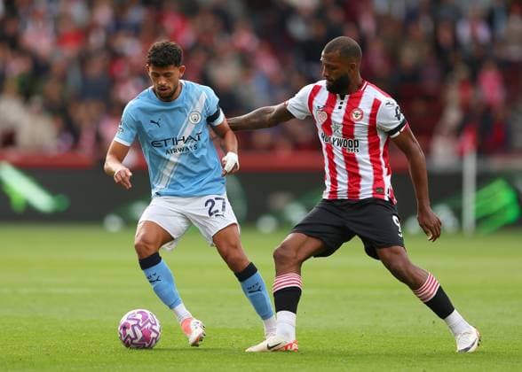 5th October 2025; Gtech Community Stadium, Brentford, London, England; Premier League Football, Brentford versus Manchester City; Matheus Nunes of Manchester City closely marked by Igor Thiago of Brentford  JohnxPatrickxFletcher