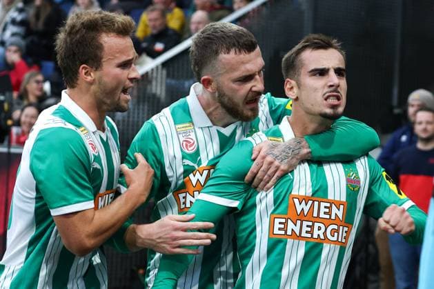 SOCCER - BL, RBS vs Rapid SALZBURG,AUSTRIA,05.OCT.25 - SOCCER - ADMIRAL Bundesliga, Red Bull Salzburg vs SK Rapid Wien. Image shows the rejoicing of scorer Andrija Radulovic (Rapid) with his teammates.  GEPAxpictures xDavidxGeieregger
