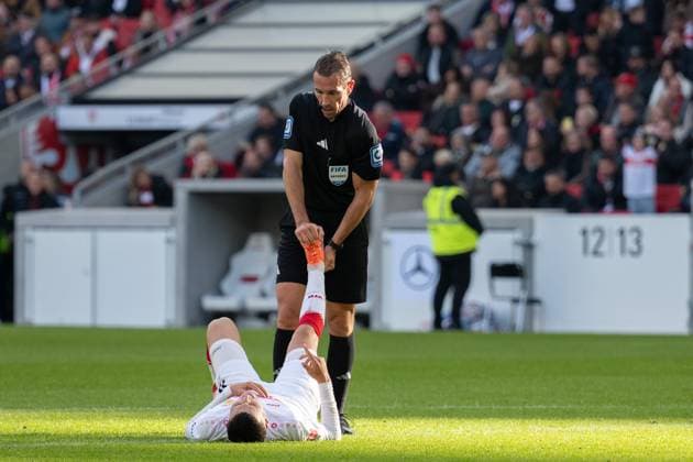 Bilal El Khannouss (VfB Stuttgart, 11) am boden mit einem Krampf re. Schiedsrichter Tobias Stieler hilft ihm. GER, VfB Stuttgart vs. 1. FC Heidenheim, Fussball, Herren, 1. Bundesliga, 6. Spieltag, Spielzeit 2025 2026, 05.10.2025, DFL DFB REGULATIONS PROHIBIT ANY USE OF PHOTOGRAPHS AS IMAGE SEQUENCES AND OR QUASI-VIDEO, GER, VfB Stuttgart vs. 1. FC Heidenheim, Fussball, Herren, 1. Bundesliga, 6. Spieltag, Spielzeit 2025 2026, 05.10.2025 Stuttgart Copyright: xEibner-Pressefoto WolfgangxFrankx EP_WFK