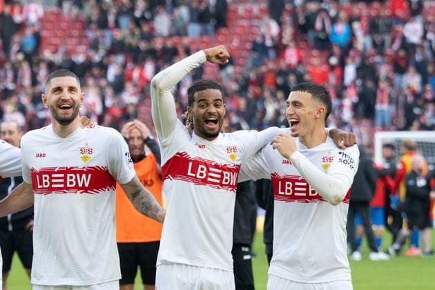 Nach Spielende Schlussjubel, freude bei Jeff Chabot (VfB Stuttgart, 24), Lorenz Assignon(VfB Stuttgart, 22), Bilal El Khannouss (VfB Stuttgart, 11) GER, VfB Stuttgart vs. 1. FC Heidenheim, Fussball, Herren, 1. Bundesliga, 6. Spieltag, Spielzeit 2025 2026, 05.10.2025, DFL DFB REGULATIONS PROHIBIT ANY USE OF PHOTOGRAPHS AS IMAGE SEQUENCES AND OR QUASI-VIDEO, GER, VfB Stuttgart vs. 1. FC Heidenheim, Fussball, Herren, 1. Bundesliga, 6. Spieltag, Spielzeit 2025 2026, 05.10.2025 Stuttgart Copyright: xEibner-Pressefoto WolfgangxFrankx EP_WFK