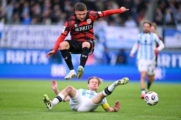 Niklas May SV Wehen Wiesbaden, 05 in duel with Thore Jacobsen TSV 1860 Muenchen, 05 , GER, SV Wehen Wiesbaden vs TSV 1860 München, Soccer, 3 Liga, Matchday 10, Season 2025 2026, 05 10 2025 DFB REGULATES PROHIBIT ANY USE OF PHOTOGRAPHS AS IMAGE SEQUENCES AND OR QUASI VIDEO GER, SV Wehen Wiesbaden vs TSV 1860 Munich, Football, 3 Liga, Matchday 10, Season 2025 2026, 05 10 2025 Wiesbaden Copyright: xEibner-Pressefoto FlorianxWiegandx EP_FWD