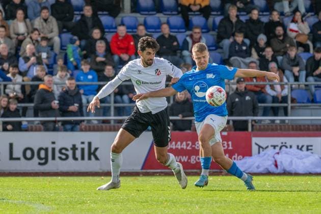 Football, Regionalliga Nord, BW Lohne vs Altona 93, Matchday 13, Season 2025 2026, 5 10 2025 Deniz Hasan Yilmaz Altona 93 2 with Martin Kobylanski Blau Weiss Lohne 18 , Lohne Heinz Dettmer Stadion Niedersachsen Germany