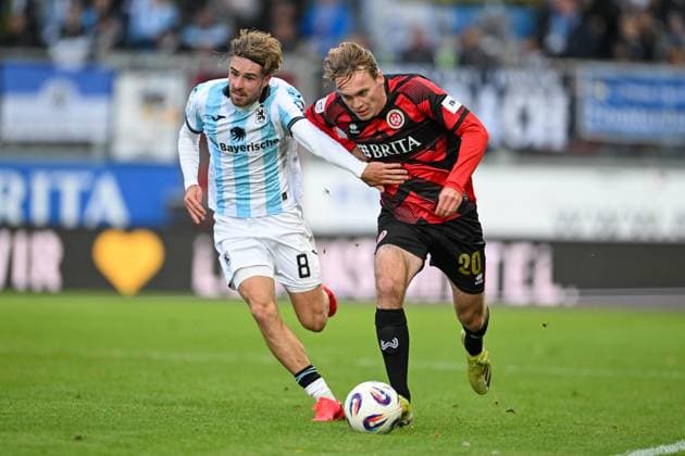 David Philipp TSV 1860 Muenchen, 08 in duel with Ryan Johansson SV Wehen Wiesbaden, 20 , GER, SV Wehen Wiesbaden vs TSV 1860 München, Soccer, 3 Liga, Matchday 10, Season 2025 2026, 05 10 2025 DFB REGULATES PROHIBIT ANY USE OF PHOTOGRAPHS AS IMAGE SEQUENCES AND OR QUASI VIDEO GER, SV Wehen Wiesbaden vs TSV 1860 München, Football, 3 Liga, Matchday 10, Season 2025 2026, 05 10 2025 Wiesbaden Copyright: xEibner-Pressefoto FlorianxWiegandx EP_FWD