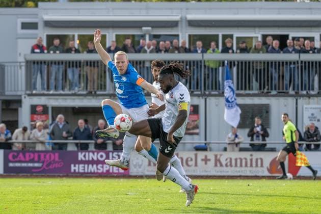 Football, Regionalliga Nord, BW Lohne vs Altona 93, Matchday 13, Season 2025 2026, 5 10 2025 Thorsten Tönnies Blau Weiss Lohne 21 with Michael Ambrosius Altona 93 22 , hidden Deniz Hasan Yilmaz Altona 93 2 , Lohne Heinz Dettmer Stadion Niedersachsen Germany