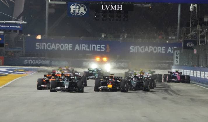 05.10.2025, Marina Bay Street Circuit, Singapore, FORMULA 1 SINGAPORE AIRLINES SINGAPORE GRAND PRIX 2025 , im Bild Rennstart:, George Russell (GBR), Mercedes-AMG Petronas Formula One Team, Max Verstappen (NLD), Oracle Red Bull Racing, Lando Norris (GBR), McLaren F1 Team, Oscar Piastri (AUS), Charles Leclerc (MCO), Scuderia Ferrari HP, Lewis Hamilton (GBR) (Photo by Hasan Bratic DeFodi Images) 05 10 2025, Marina Bay Street Circuit, Singapore, FORMULA 1 SINGAPORE AIRLINES SINGAPORE GRAND PRIX 2025 , in picture Race start , George Russell GBR , Mercedes AMG Petronas Formula One Team, Max Verstappen NLD , Oracle Red Bull Racing, Lando Norris GBR , McLaren F1 Team, Oscar Piastri AUS , Charles Leclerc MCO , Scuderia Ferrari HP, Lewis Hamilton GBR Photo by Hasan Bratic DeFodi Images