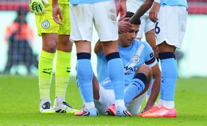 Rodri of Manchester City is forced off imjured early on Brentford v Manchester City, Premier League, Football, Gtech Community Stadium, London, UK - 05 Oct 2025London Gtech Community Stadium United Kingdom EDITORIAL USE ONLY No use with unauthorised audio, video, data, fixture lists, club league logos or live services. Online in-match use limited to 120 images, no video emulation. No use in betting, games or single club league player publications. Copyright: xJavierxGarcia Shutterstockx 15515869s