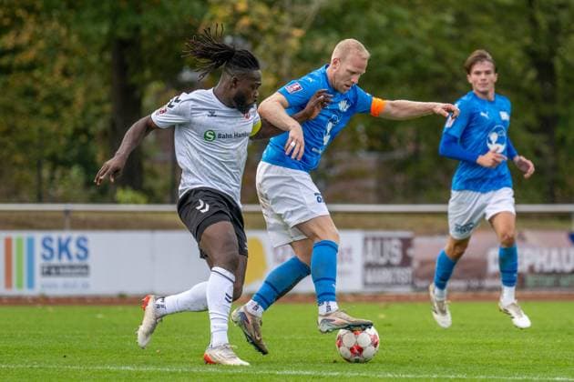 Football, Regionalliga Nord, BW Lohne vs Altona 93, Matchday 13, Season 2025 2026, 5 10 2025 Michael Ambrosius Altona 93 22 obstructs Thorsten Tönnies Blau Weiss Lohne 21 , Lohne Heinz Dettmer Stadion Niedersachsen Germany