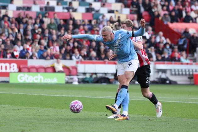 London, England, 5th October 2025. Erling Haaland of Manchester City scores the opening goal during the Brentford vs Manchester City Premier League match at Gtech Community Stadium, London. Picture credit should read: Paul Terry Sportimage EDITORIAL USE ONLY. No use with unauthorised audio, video, data, fixture lists, club league logos or live services. Online in-match use limited to 120 images, no video emulation. No use in betting, games or single club league player publications. SPI_014_PT_Brentford_Man_City SPI-4202-0014